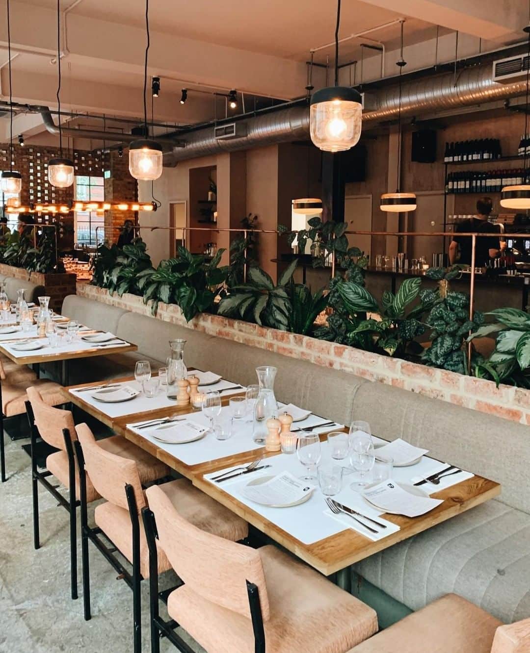 MR PORTERのインスタグラム：「So where are we meeting for brunch this week? Let's make it @caravanrestaurants' #Fitzrovia outpost. We'll be ordering the Caravan Fry 🍳 #MRPORTERstylecouncil」