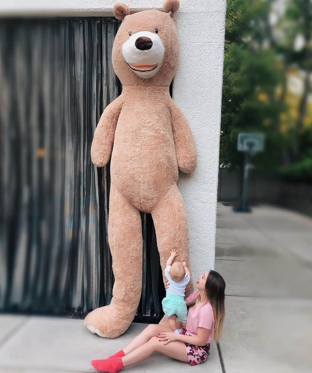 Bibiのインスタグラム：「Wir haben Lio den größten Teddy 🧸 der Welt gekauft 😍 Schaut unbedingt mein neues Video an - so süß, wie er sich gefreut hat 🥰 (Link in Bio)」