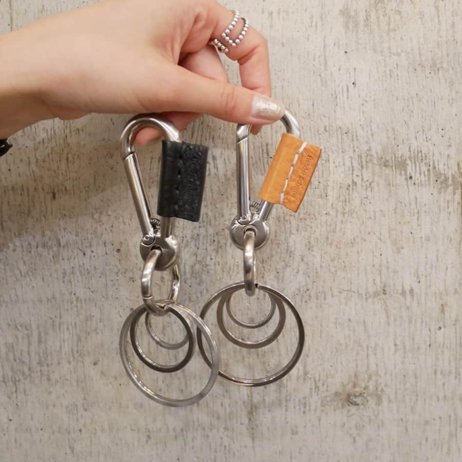 のインスタグラム：「【RESTOCK】 ・ 《Hender Scheme》 ・ karabiner ¥7,020 ・ 数に限りがございますので、お早めにお買い求めくださいませ。 ・ お問い合わせはこちらから ⬇︎⬇︎⬇︎⬇︎ @ann_de_ark '' #HenderScheme #エンダースキーマ #fashion #ファッション #小物 #new #brand #coordinate #革小物 #コーデ #コーディネート #レディース #ショップ #栃木 #宇都宮 #arknets #anndeark」