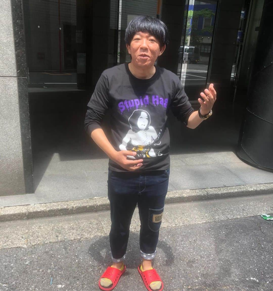 八幡カオルのインスタグラム：「#カオズコーデ‼️ 飛石連休の岩見さんが、八幡クソババアTシャツ買ってくれました〜😆 なんかいいですよ✨ 黒に黒の重ね着もオシャレ😙 似合ってます👍👍👍 ジーンズはフラボアのだ！ わたしか！」