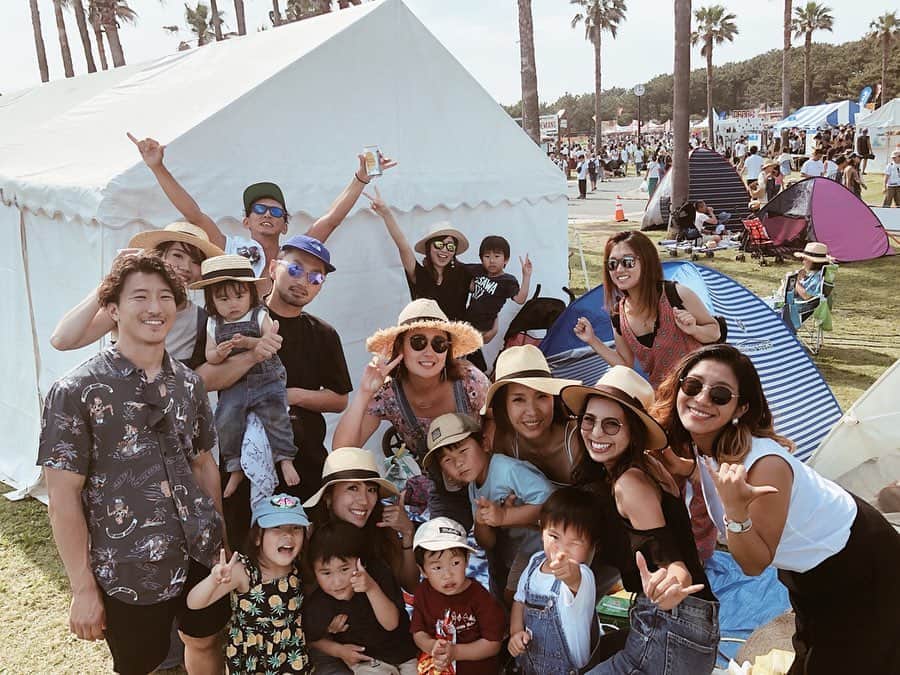 高橋菜摘のインスタグラム：「🌴🌴🌴 辻堂海浜公園⛲️ 歩けば友達が居るって最高🤝 改めて思ったけど湘南の人たちは 年齢関係なくみんな黒い👳🏿‍♀️笑 イベントを通じてこの最高な公園を 皆で共有出来るのがいいね👍🌴 Liveとかワークショップもあって 色んな体験したり美味しいもの食べたり テント建てて家族でまったり過ごしたり⛺️ それぞれのthe day🤘🏽でした。  また来年楽しみにしてます♥️ @honey_magazine  #ワンカリ」