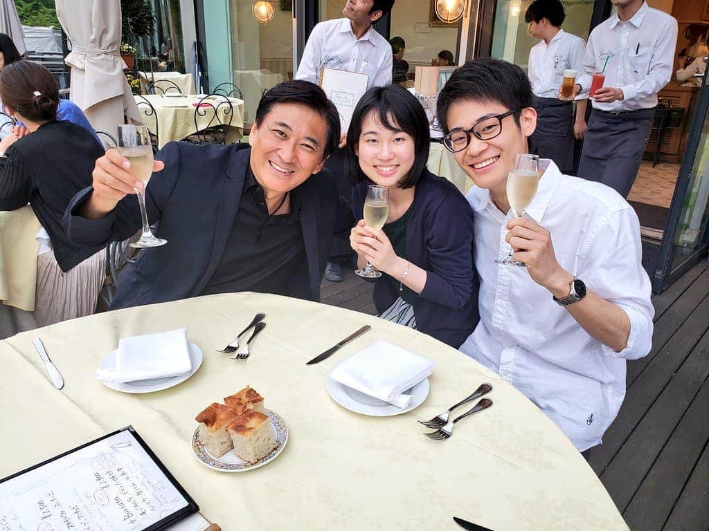 藤岡幸夫のインスタグラム：「久しぶりに都営三田線に乗った。中高と毎日この地下鉄に乗りながら指揮者になる夢ばかりみてた。４０年以上前の事で凄く懐かしく初心に帰れて嬉しい。高２からは毎朝乗り換えの駅で他の女子高の彼女と待ち合わせして彼女が降りる六本木までの３駅間の会話が楽しかった。今日はその六本木で降りて… 　久しぶりの六本木の夜。昔のボクだったらディスコで出会った彼女とお洒落なバーのカウンターで「キミの１万ボルトの瞳には参ったぜ…これは運命だね、べいべー」と最高に軽い時間を楽しんでいたのにそれが今ではあーた、若者カップルの盛り上げ役！しかもあーた、お洒落なイタリアンのテラス席！でもわざわざ大阪から来た関西フィル定期会員の阪大生の若者なんです！ご馳走して騒ぎます(^-^)」