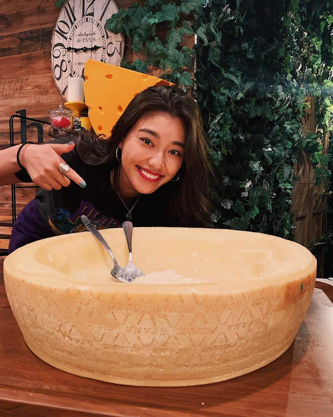 松本優さんのインスタグラム写真 - (松本優Instagram)「. . 今日は CheeseCheersCafe三宮へ🧀❤︎ @cccsannomiya . チーズ好きにはたまらないこちらのお店！ 自家製のチーズケーキ、チーズリゾットがもうたまらない。。。。 もうどっちも絶品＋新食感すぎてびっくり🔥🥺 ワインやおしゃれドリンクもたくさんあるので カフェでもディナーでも利用できる🥰 . . もうこの私の表情見てもらったらわかる！笑 . 本当に美味しすぎて、何回も大きい声で叫んでた笑笑 . 他の人の投稿もハッシュタグで調べてみて！めっちゃ美味しいってコメントが続出✨🤣 . 次はめい連れて行こーっと！笑 . #チーズチーズカフェ#CCC三宮#チーズ好きにはたまらない#チーズ好きと繋がりたい#三ノ宮カフェ#三ノ宮ランチ#関西グルメ#関西カフェ#チーズ#チーズケーキ#チーズリゾット#cheese#cafe」6月2日 18時16分 - matsumoto_yu