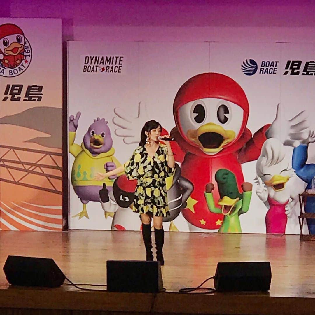 のインスタグラム：「今日は、児島ボートレース場でのライブでした。 瀬戸内海が見えるきれいなボートレース場でした。ありがとうこざいました！ ２枚目はステージに向かっている時 Had a great show today in Okayama! #児島ボートレース場  #岡山 #okayama #ライブ #show #gig #夏色のナンシー  #急いで初恋 #籠バッグ」