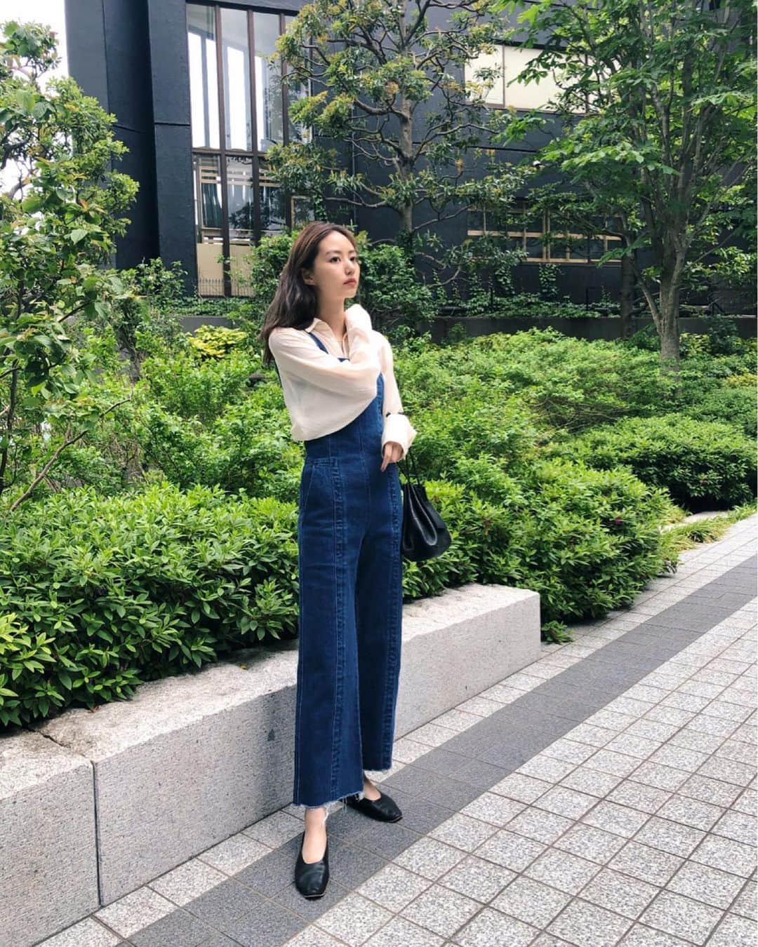 Shiho Sasakiのインスタグラム：「デニムのサロペットって子供ぽく見えがちだからあまり着てこなかったけど これは程よく身体にフィットするシルエットで大人ぽく着れるから好き👖 ちょっと前に発売された @moussyofficial のだけど、webにまだ在庫ありました✌️ #MOUSSY#MOUSSYSNAP」
