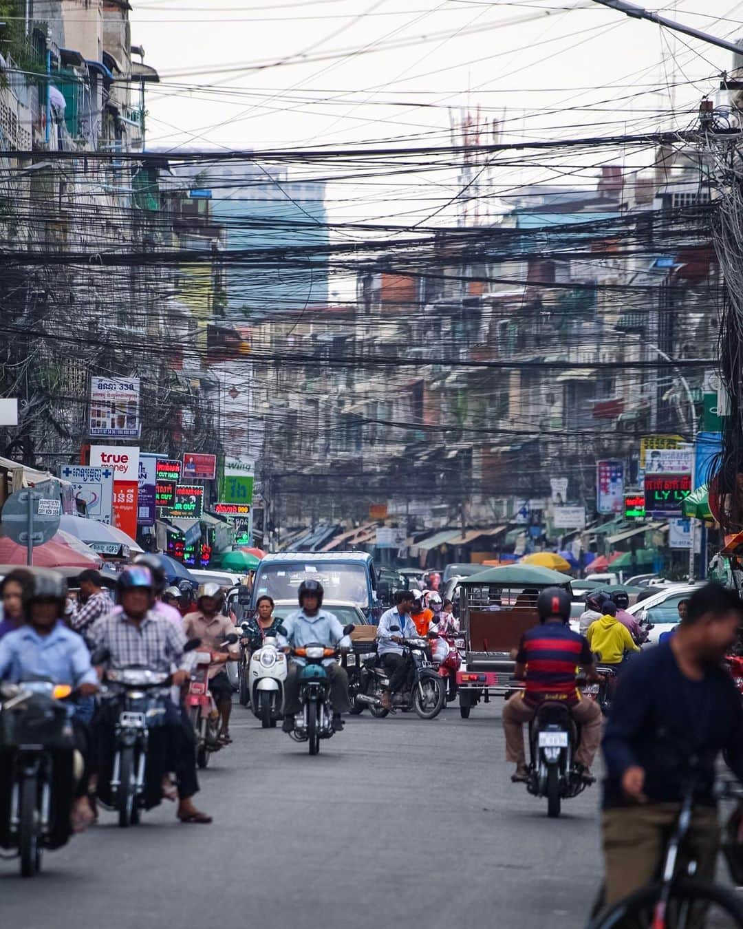 Shunsuke Miyatakeのインスタグラム：「Old School Phnom Penh.」