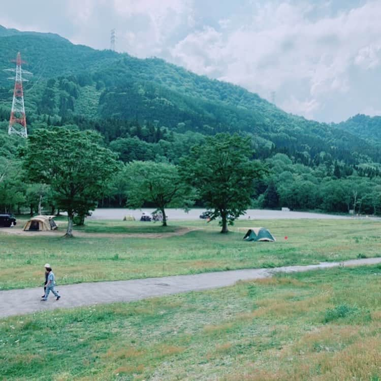 フジロック・フェスティバルさんのインスタグラム写真 - (フジロック・フェスティバルInstagram)「🌳6/1のフジロック会場風景🌳 1枚目⇨GREEN STAGE 2枚目⇨RED MARQUEE 3枚目⇨WHITE STAGE 4枚目⇨苗場食堂  もうすぐしたらこの場所が #フジロック 仕様に様変わり！いよいよ来月開催です🙌🙌🙌 #fujirock #フジロック」6月2日 18時23分 - fujirock_jp