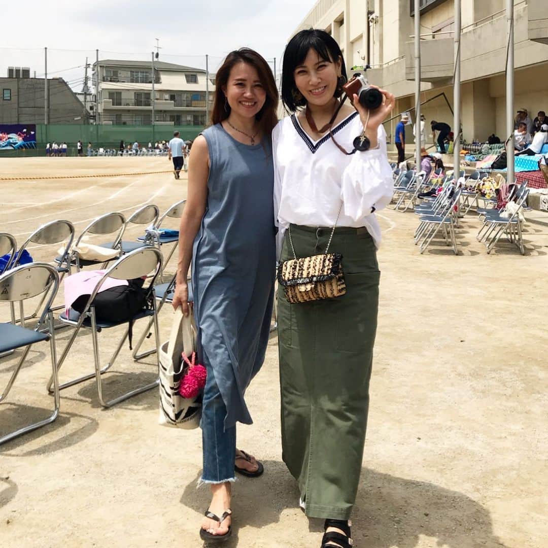 のインスタグラム：「昨日は娘さんの運動会だったよー！ 小学校はただただかわいい🥰🥰 * * だったのに、中学校の運動会はかっこいいー🥺🥺 * にかわりますね！ 女の子のダンスに、男の子たちがアンコールする声援と女子をみる眼差しが可愛すぎました😚😚 男の子のリレーはもうかっこよすぎて惚れますな🥰🥰 #青春だぜ * * #運動会コーデ  はblogにクレジットを書きました👐🏻 バックもロングTワンピースもヘビロテしてるよ😎👍🏼」