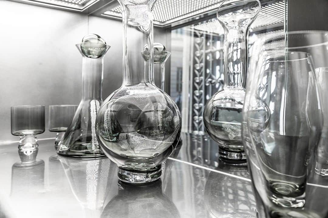 トム ディクソンさんのインスタグラム写真 - (トム ディクソンInstagram)「Space ages glassware - Tom Dixon's TANK wine and water decanters with low ball and beer glasses.⠀ ⠀ All inside @themanzoni, Milan.⠀ ⠀ #tomdixon #tomdixonTANK #spaceaged #accessories #glassware themanzoni #milan」6月2日 18時25分 - tomdixonstudio
