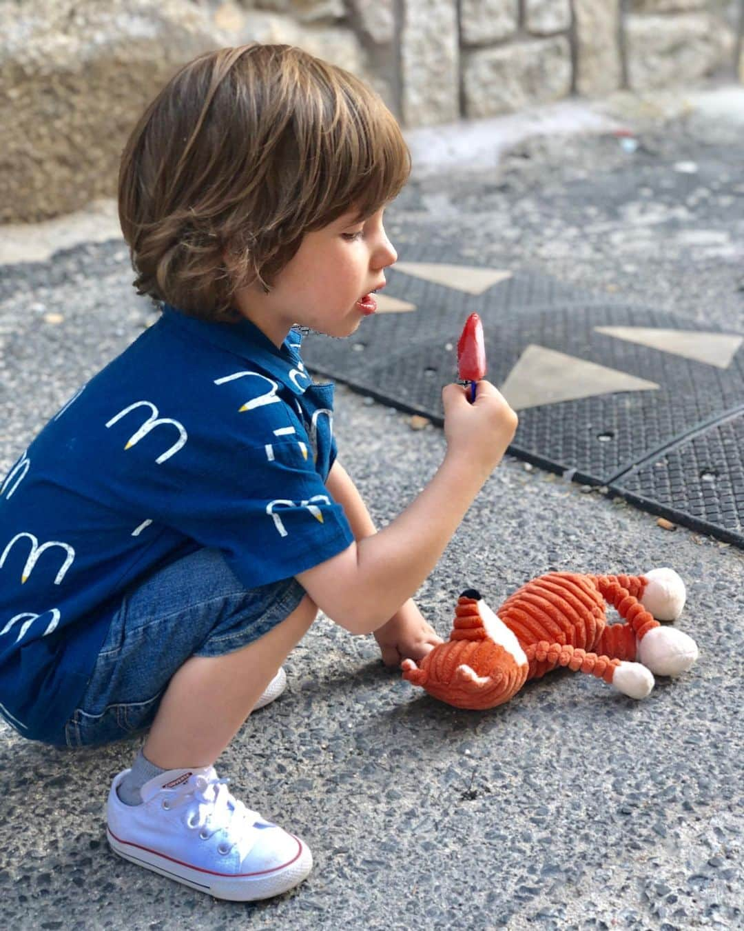 サラ・カルボネロさんのインスタグラム写真 - (サラ・カルボネロInstagram)「No lo tuviste fácil llegando después de tu hermano, el típico “bebé trampa” que siempre nos puso las cosas muy fáciles y que se convirtió en el centro de nuestro universo. El mismo que hoy te ha dicho al felicitarte que tienes cara de más mayor, pero que no se te ha quitado la herida de la nariz y que sigues diciendo las mismas palabras que no se deben decir . Llegaste para revolucionarlo todo de la manera más dulce que uno pueda imaginar. No fuiste el primer hijo, el primer nieto ni el primer sobrino y sin embargo junto a ti hemos vivido un montón de “primeras veces” . Como cuando te cogí en mis brazos hace hoy justo 3 años con la seguridad de que ya sabía hacer las cosas bien mientras pensaba ya en ese momento que eras muy diferente a tu hermano y que quizá la aventura sería completamente distinta. .  Enseguida supiste encontrar tu sitio, desde muy chiquitito, con tu fuerte personalidad, tu pillería, tu descaro y tu alegría. Tus canciones a todas horas, tu afición futbolera, tu pasión por todo lo que tenga ruedas y tus “te quiero” zalameros . Quien te conoce sabe que no es “amor de madre”, que tienes el don de alegrar los corazones y que es imposible no partirse de risa con tus ocurrencias . Ayer precisamente me preguntaste si podía ocurrir que al cumplir 3 años te convirtieras en Superhéroe,  sin tú saber que ya tienes un montón de poderes como el de multiplicar los momentos bonitos o el de hacer olvidar las penas . Además, como dice tu querido Spiderman, “ser un Superhéroe es más que enfrentarse a tipos malos, a veces hay que enfrentarse a la vida real” . Hoy es tu cumpleaños pero tú fuiste, eres y serás siempre el mejor regalo que pudo llegar a nuestra familia Felicidades, pequeño Lucas.」6月2日 18時27分 - saracarbonero