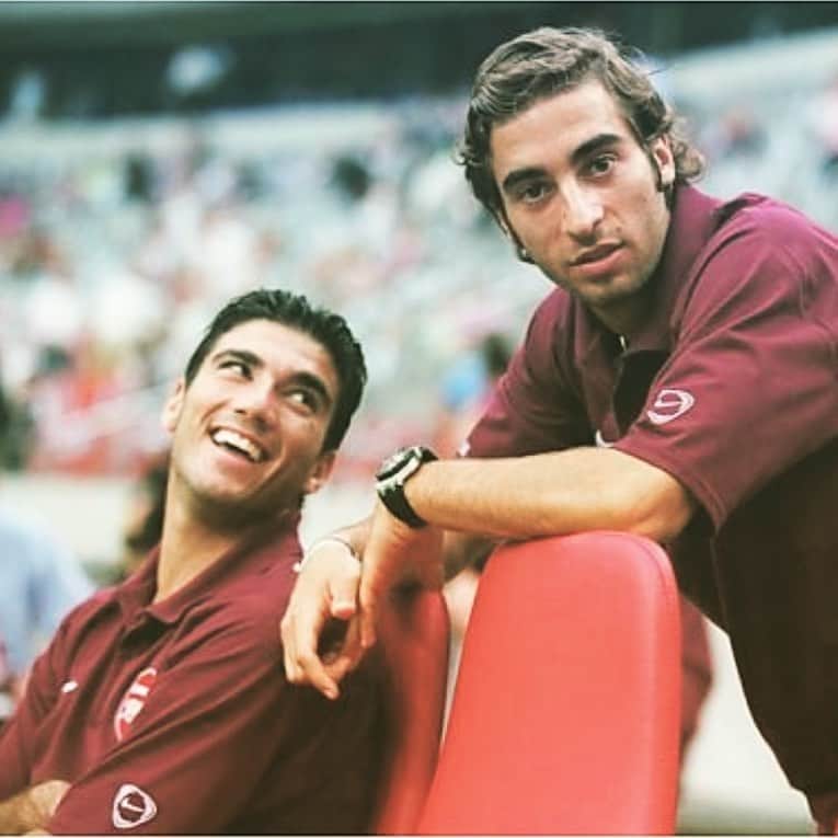 マチュー・フラミニのインスタグラム：「It is truly heartbreaking to hear the news of my ex-Arsenal teammate Jose Antonio Reyes passing in a car accident at the young age of 35. We shared many great memories together on and off the pitch. My thoughts and prayers go out to all his family and loved ones. May you rest in peace my friend 🙏🏼🙏🏼 #arsenal #gunners #rip #reyes」