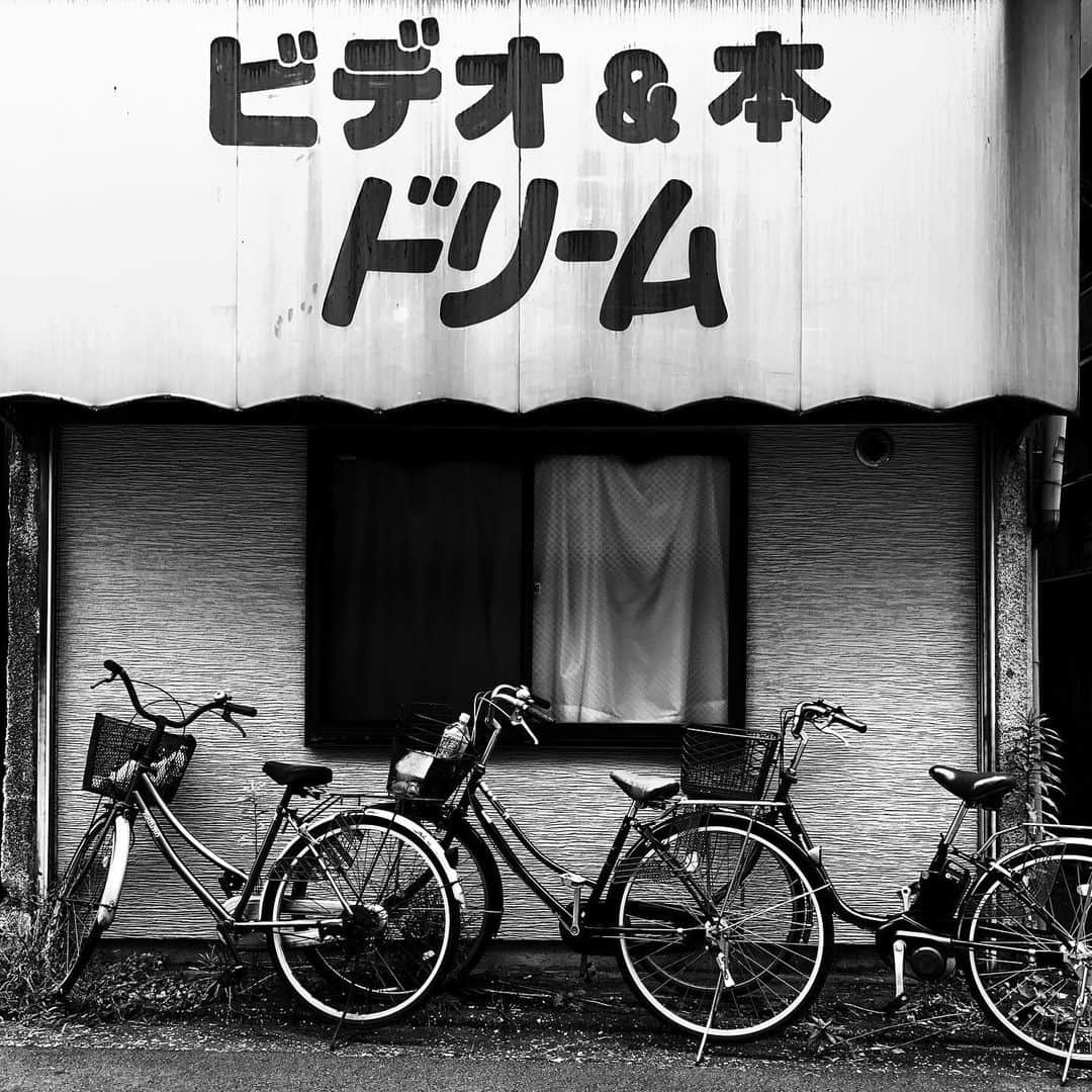 naotakeのインスタグラム：「ゆめ - A dream / iPhone XR + Snapseed, 20190603 . . 3日は娘の誕生日。この一年も健康で元気に過ごせますように。 . . #royalsnappingartists #infamous_family #rsa_main #infinity_photo_cult #2_fineart #jp_gallery #jp_gallery_bnw #trb_bnw #wp_bnw  #bnw_life #bnwlife_member #bnw_life_shots #bnw_captures #world_bnw #top_bnw #team_jp_ #team_jp_モノクロ #ig_energy_bw #ig_nihon #streetphotographybnw #igersjp #blackandwhite #bnw #bnwphoto #monochrome #bw #bnwphotography #ShotOniPhone #shotoniphoneXR」