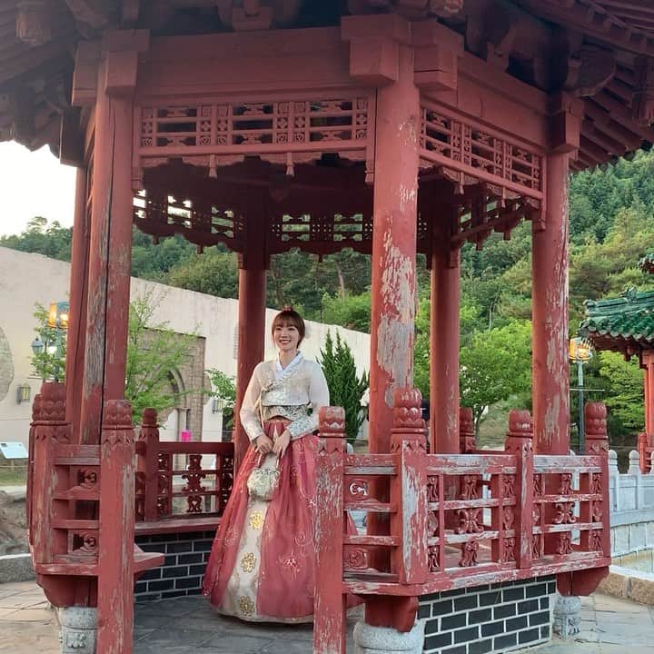 ミンヒ のインスタグラム：「촬영으로 왔지만 맘껏 즐기다 옴🙋🏻‍♀️ #뱅글뱅글」