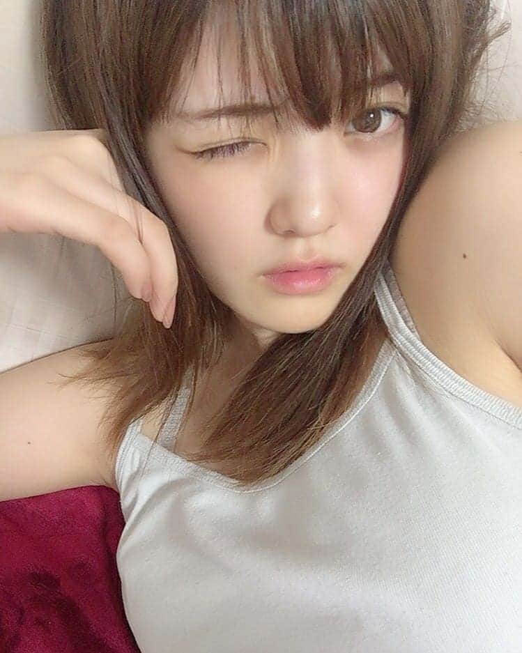 實近菜那（ななちゃら）のインスタグラム：「. . すっぴん顔面薄いのぉ🤦‍♀️ . 夏が来る❕キャミソールの時代じゃ☝ 2枚目点滴の跡痛いねん（笑） . あ、ちょっと病気で入院してましたが昨日退院できました❕ たくさんDMくれてありがとうね🙏 今からこの投稿のコメント全部かえします沢山コメントして下さい❤*。 . . .#キャミソール  #すっぴん #退院 #夏 #summer  #家でゴロゴロ  #170cm  #さねちかなな #實近菜那 #ななちゃら」