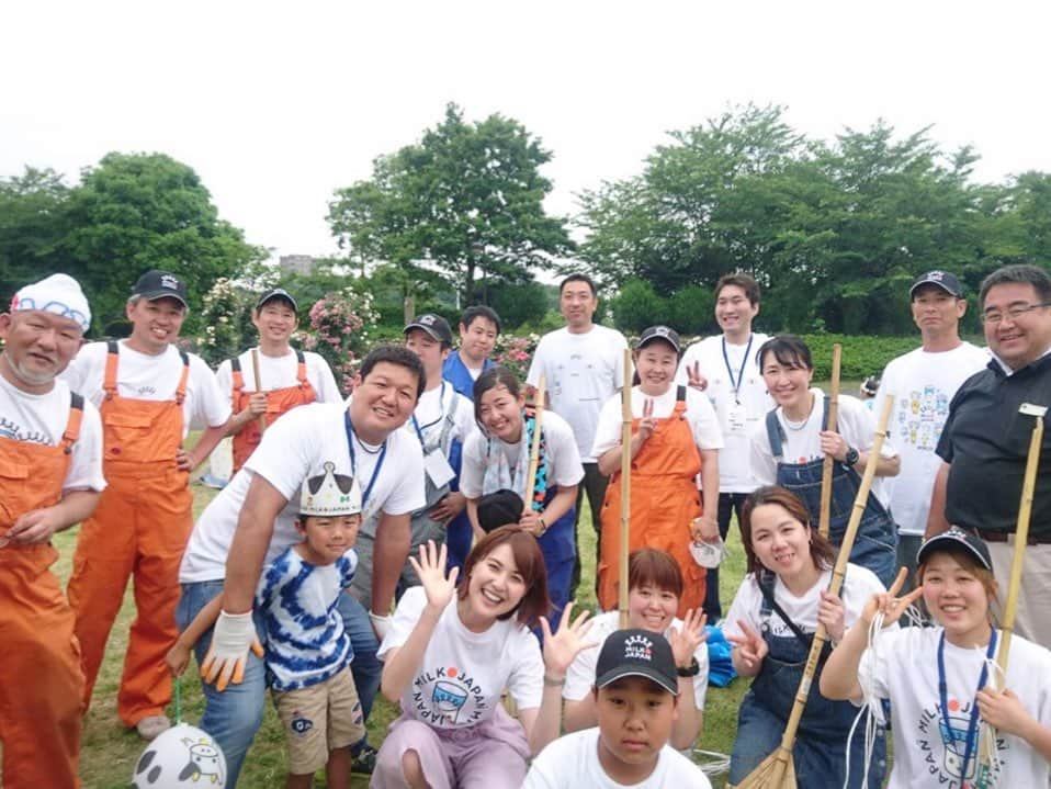 佐藤由季さんのインスタグラム写真 - (佐藤由季Instagram)「モ〜〜ゥ🐮最高でーす🧡 沢山の皆さんと出会えた ミルクフェスティバル2019🎤 お子さんから大人の方まで、先生方、 スタッフの皆さん、キャラクターたち、 そして今回の主役🐮牛さん🐮 二日間本当にありがとうございました☺️ #ミルクフェスティバル  #ミルクで乾杯  #世界牛乳の日2019  #WorldMilkDay  #EnjoyDairy  #牛乳の日  #牛乳月間  #千葉のお友達  #チーバくん  #森永カルダス くん #ガセリ金太郎  #ホームラン坊や  #小山浩子 先生 #ミルクドーナツ  #ミルクスープ  #石橋英明 先生 #ロコモ体操  #北総花の丘公園  #ステージMC  #ほぼほぼ牛のお姉さん （笑） #佐藤由季  #1枚目の写真は力作 （笑） #フォトスポット  #沢山の出会い  #ありがとうございました  #ジャイアンツ にも #再びカンパーーーーイ 🥛 #千葉から勝利の雄叫び  #最後はカレーで〆 （笑）」6月2日 18時35分 - yukisato0710