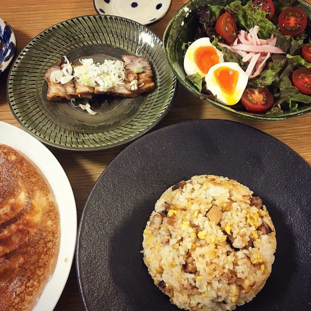 ecruのインスタグラム：「2019/06/02 (sun) 最近、お料理に興味がある息子。 勉強で忙しい合間を縫って、簡単料理に挑戦しています♪ ・ 先週、炒飯を作ってくれたのですが(2枚目)、時間のある時に焼豚から作りたかったらしく、昨日は焼豚を作り、その焼豚を使って炒飯を作ってくれました♪ youtubeを見て作り方を頭に入れて作るので、私は必要なし😅 研ぎたての包丁で指を切らないかドキドキしながら見守っていました。 ・ 3週連続で息子のお料理を頂いていますが、夫と「子供が作ってくれたお料理を食べる日が来るなんてね〜」と、成長が嬉しく、楽しい団欒の時間になりました♪ 次は何を作ってくれるのか楽しみです😁 ・ #gon_food #息子ご飯 #晩ご飯 #food #foodpic #foodphoto  #夕食  #instafood #instagood #yummy #love #japan #japanesefood  #thankyou #onthetable #日々 #暮らし #自家製焼豚 #炒飯 #dinner  #うつわ  #小鹿田焼 #明日からお弁当作り再開の予定 😊」