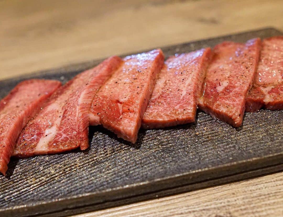 HIROYAさんのインスタグラム写真 - (HIROYAInstagram)「昨日は竜司の計量後、お肉を食べてきました。 場所は通天閣のすぐ近く、恵美須町にある「a slice of BEEF ひときれの牛肉」 友達の紹介でいかせてもらいましたが、めちゃくちゃ美味しいお肉と @takkun_asobeef のトーク、最高でした。 サービスもしていただいてしまいましたが、2人でお腹いっぱい食べたのに値段を見てビックリ！めちゃ安かったです。 また大阪に来る時は是非行かせてください♪  さ、今日はRIZIN.16。 竜司には全力で頑張ってもらいます！ そして僕はキックルールの試合の解説もやらせていただきますので、是非！会場に来られない方はご視聴お願い致します！ フジテレビで夜7時〜放送されます。 #大阪 #asliceofbeef #asobeef #ひときれの牛肉 #焼肉 #rizin #rizinff #フジテレビ #解説」6月2日 9時38分 - hiroya_tryhard