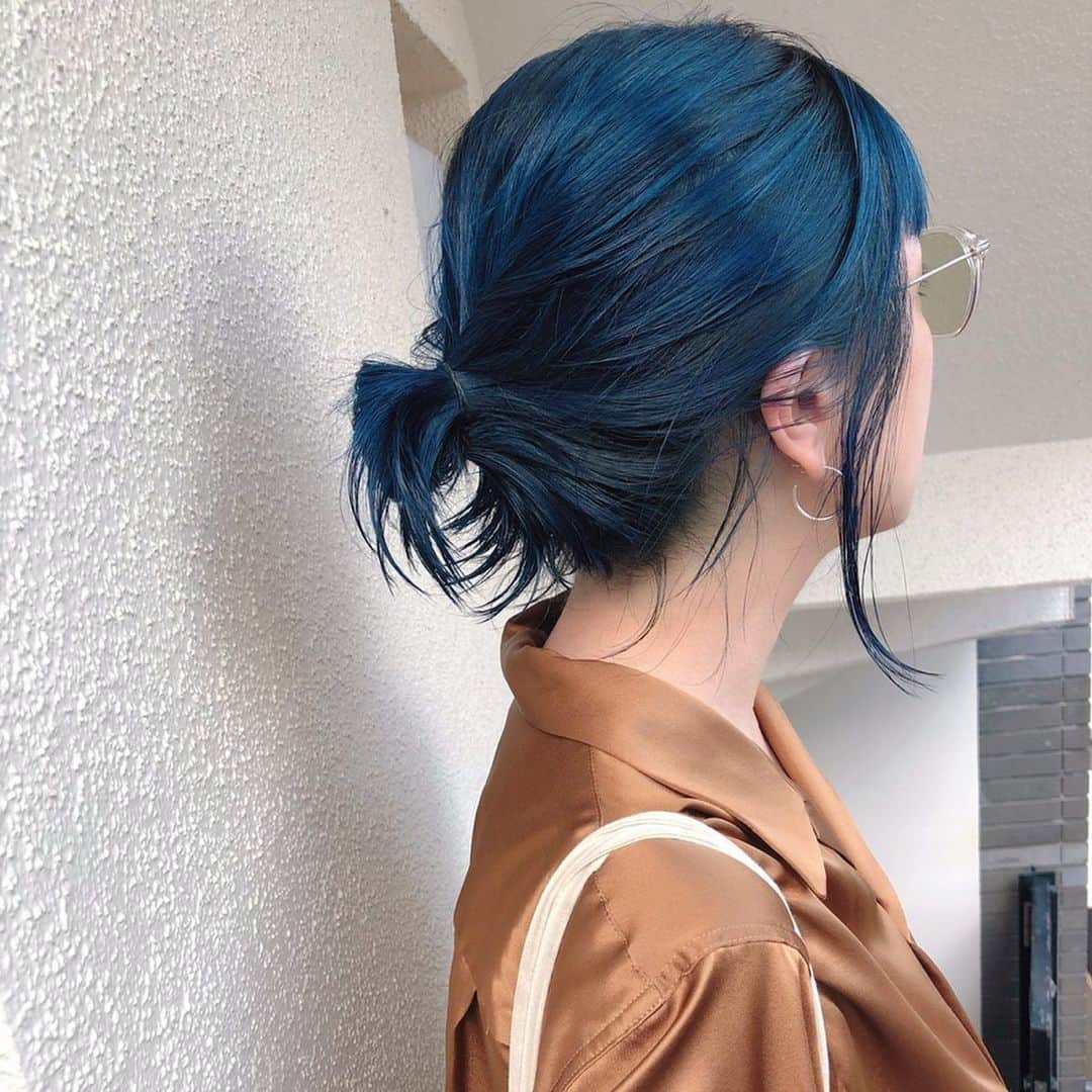野々口祐子のインスタグラム：「Motty @_motty_ blue 🐳🐬🐠🦕🦋 #nono_hair #syan_tokyo  #ブリーチカラー #ブルーカラー」