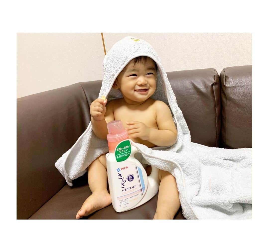 吉田奈央さんのインスタグラム写真 - (吉田奈央Instagram)「さらさ👶 ＊ ＊ ＊ 赤ちゃんには優しい無添加洗剤で、我が家の愛用中洗剤なんです🧴✨ ＊ ＊ カミカミ期の息子の離乳食🥄 ＊ 自分で掴んで食べたいが始まり、もうお洋服は予想以上に汚れてしまう…😭 ＊ でも、さらさなら汚れもきちんと落としてくれてママ大助かりです😍嬉 ＊ ＊ なによりフワッとなソフトの仕上がりと、洗い立ての香りが癒されてたまらない！🥺 ＊ ＊ 旦那もYシャツの仕上がりにいつも満足してる💯👔 ＊ ＊ ＊ #さらさ#無添加洗剤#無添加さらさ#mamagirl #PR#baby #赤ちゃん#ママ#赤ちゃんのいる生活#10ヶ月#生後10カ月#男の子ベビー#カミカミ期#成長記録 #ベビスタグラム#親バカ部#男の子ママ#新米ママ#ママライフ」6月2日 9時54分 - nao70818