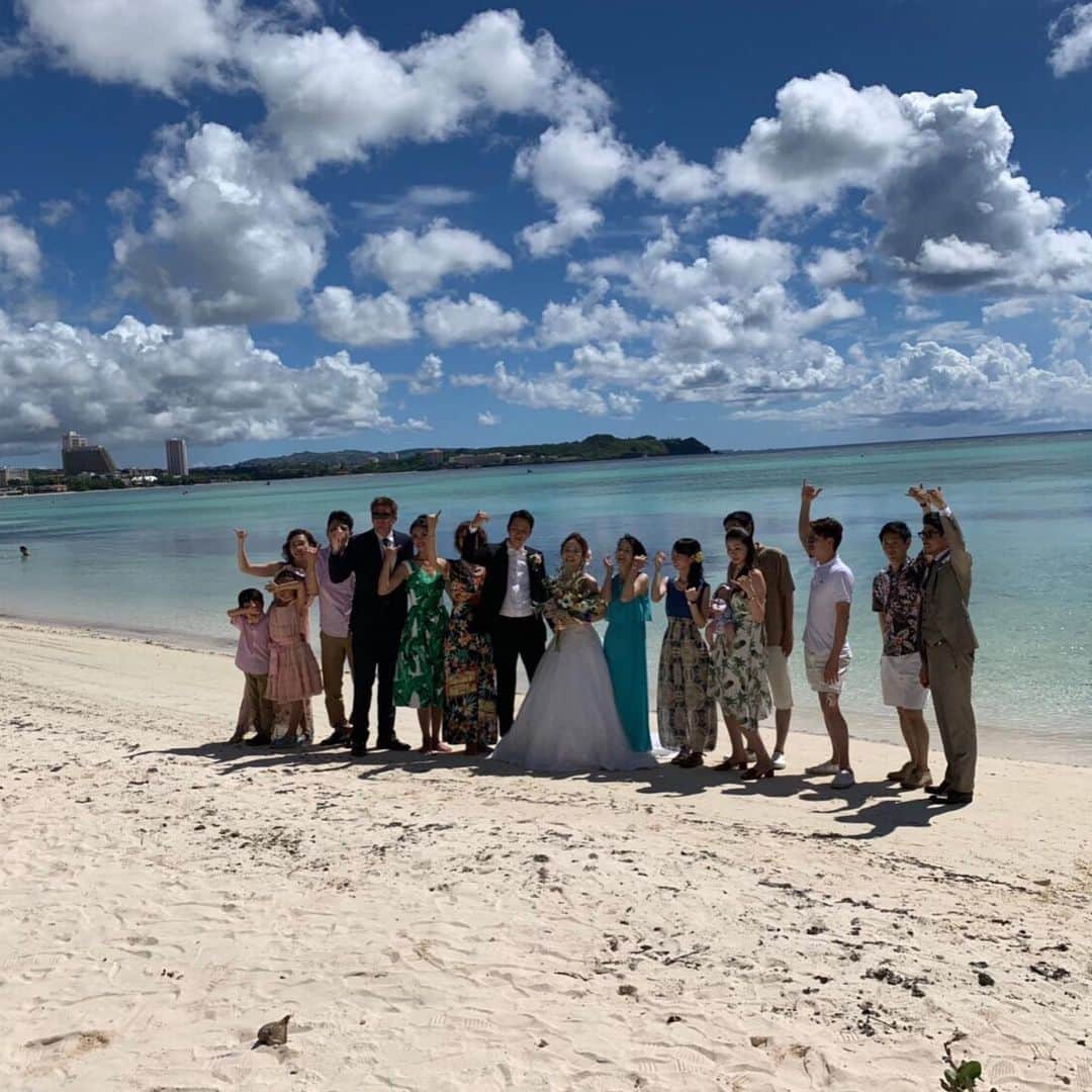 森理世さんのインスタグラム写真 - (森理世Instagram)「Happy wedding to this cute couple ♥️♥️🍾🎊 #wedding #beach #happy」6月2日 9時56分 - riyomori_