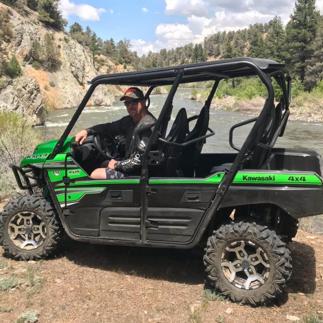 ストーン・コールド・スティーブ・オースチンのインスタグラム：「Great day for riding the back trails of Nevada.  @kawasakiusa #teryx4  #letthegoodtimesroll」
