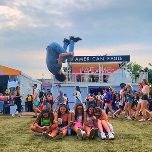 American Eagleさんのインスタグラム写真 - (American EagleInstagram)「@aydon.holley’s way of getting to the front of the crowd at his favorite @govballnyc sets 😎 check stories to watch it happen #festival #tiktok」6月2日 10時05分 - americaneagle