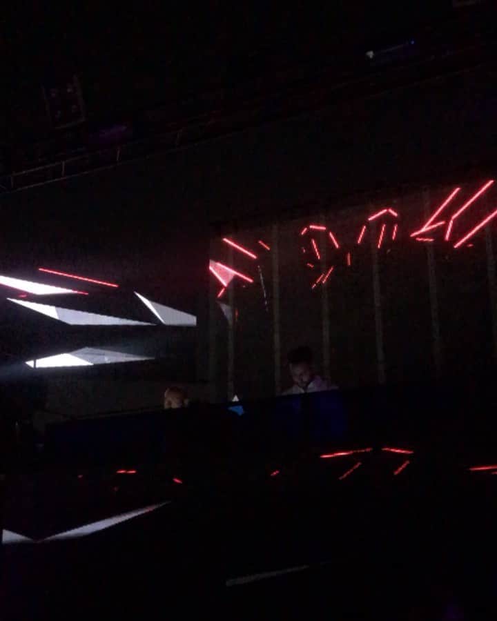 アレクシマビーユのインスタグラム：「Beirut nights #posh #friends #electro #techno #pop #oriental #dancing #rooftop #beirut #beyrouth @alexismabille #Lebanesekisses #lastnight with @jusoyez @willyelliot72 @malhommejulien @marcelwepper @virginiederiol」