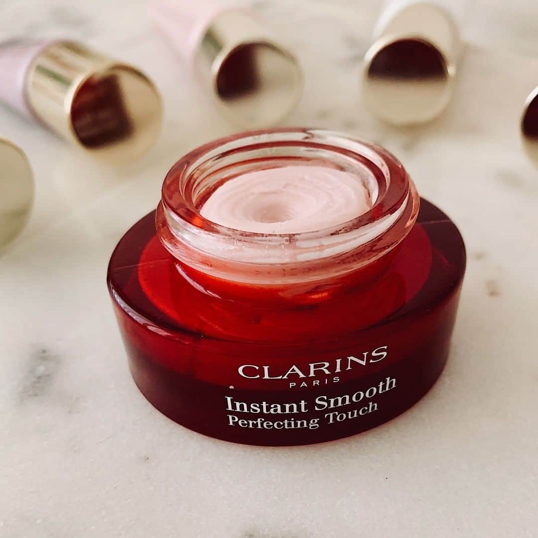 CLARINSさんのインスタグラム写真 - (CLARINSInstagram)「Smooth moves like you've never seen 💥 Refine pores, lines and imperfections in a flash for super-silky skin 📷: @skinfluencedd #MakeupHeroes #ClarinsMakeup」6月2日 10時10分 - clarinsusa