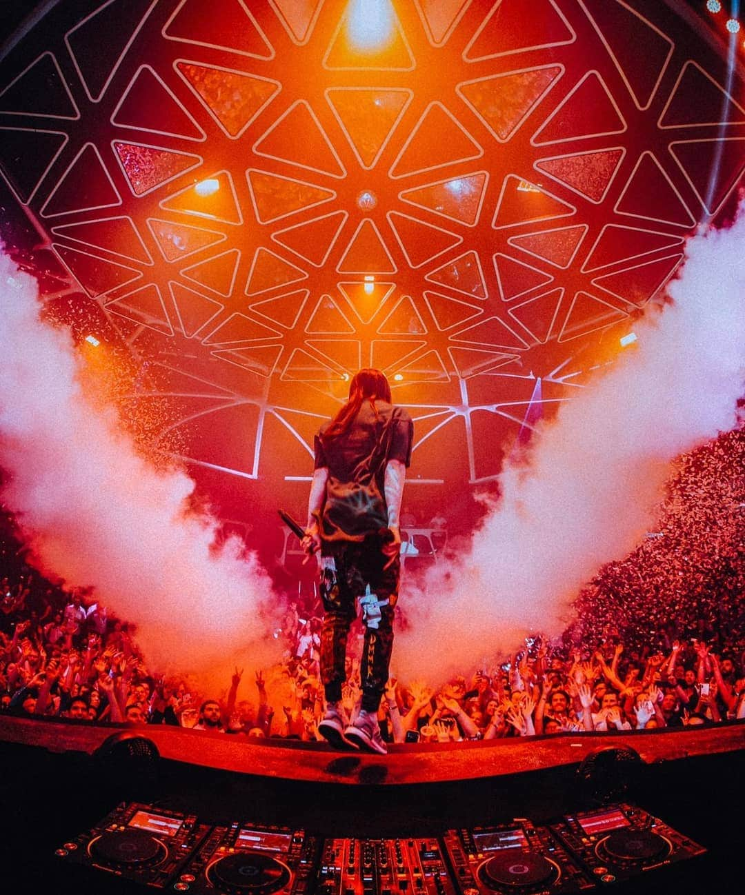 スティーヴ・アオキさんのインスタグラム写真 - (スティーヴ・アオキInstagram)「Tag a friend u want to bring with u to experience an Aoki show in Vegas 🚀🚀🚀」6月2日 10時22分 - steveaoki