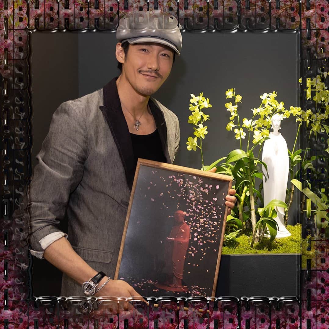 フー・ビンのインスタグラム：「Fantastic art exhibition here in Beijing @jingart_bj ! If you are in town, better check out the astonishing art pieces from some of the world’s best artists. I find myself lingering in the painting section because I really want to hang one of them in my living room!  #hubing #lifestyle #jingart #art #exhibition #beijing # #luxurylifestyle #후빙#胡兵 #フービン #胡兵时尚观点 #胡兵全球Go  #fashiontrip #fashion #fashionicon #fashionindustry #gentlemen #chinesegentlemen #actor #chineseactor #chinesemodel #asianactor #style #styleman #menswear #mensstyle」