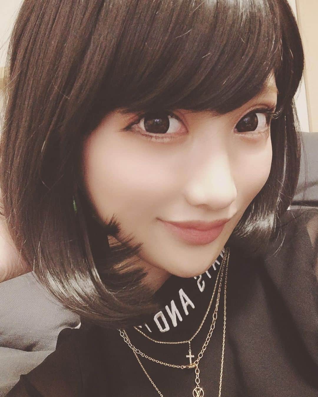 のインスタグラム：「美容院行ってイメチェンしてきたよ❤どうかな？ ※まだ引っ張る  #aika #黒髪 #黒髪ボブ #黒髪ぱっつん #ヘアカラー #haircolor」