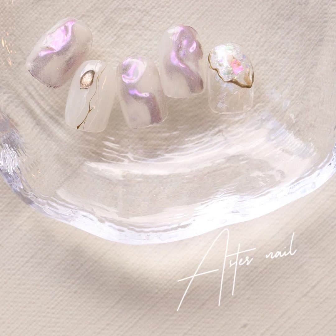 sapporo nail 【 Aster 】さんのインスタグラム写真 - (sapporo nail 【 Aster 】Instagram)「こんにちは(^^)Asterのseinaです🌟 . NEW itemのミラーパウダー使用。 定番だけど使い方を変えれば  いろんなデザインになる ミラーパウダー(^^) . . ---------------------------------------------------------- . .  Asterは美容室【DILL 大通り店】の併設サロンです🎶  美容室DILLアカウントはこちら💁‍♀️↓ @dill_sapporo .  Asterマツエクアカウントはこちら💁‍♀️↓ @aster_eyelash . ___________________________________________________ . ご予約はLINEで🙆‍♀️ → @zzr4693w @も込みで検索お願いします。 . ___________________________________________________ . .  #札幌ネイルサロン#札幌ネイリスト #札幌 #札幌ネイル #夏ネイル #ニュアンスネイル #ネイル #アートネイル #フィルイン #札幌ドームフィルイン #ワンカラーネイル #シンプルネイル #クリアネイル #タイルネイル #すすきの #狸小路 #大通り公園 #シースルーネイル #アシメネイル #個性派ネイル #アートネイル#冬ネイル#札幌カフェ#札幌グルメ#ドライフラワーのある暮らし#ワイヤーネイル#宝石ネイル札幌#宝石カットネイル#水彩ネイル#札幌ニュアンスネイル」6月2日 10時47分 - seina.kato___