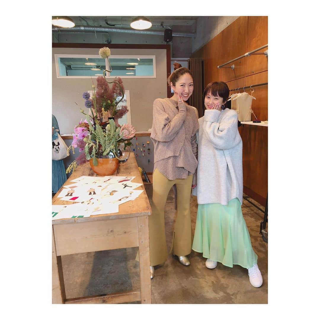 高橋愛さんのインスタグラム写真 - (高橋愛Instagram)「大好き @marikoinsta はん💗 ㅤㅤㅤㅤㅤㅤㅤㅤㅤㅤㅤㅤㅤ @mediam_official の展示会。 可愛かった〜 わたしが着てるニットも可愛かった🧶けどまりこさんが履いてる ニットパンツオーダーしたんだぁ♡ ㅤㅤㅤㅤㅤㅤㅤㅤㅤㅤㅤㅤㅤ #mediam #2019aw #展示会 #大好きなファミリー #らぶ」6月2日 10時48分 - i_am_takahashi