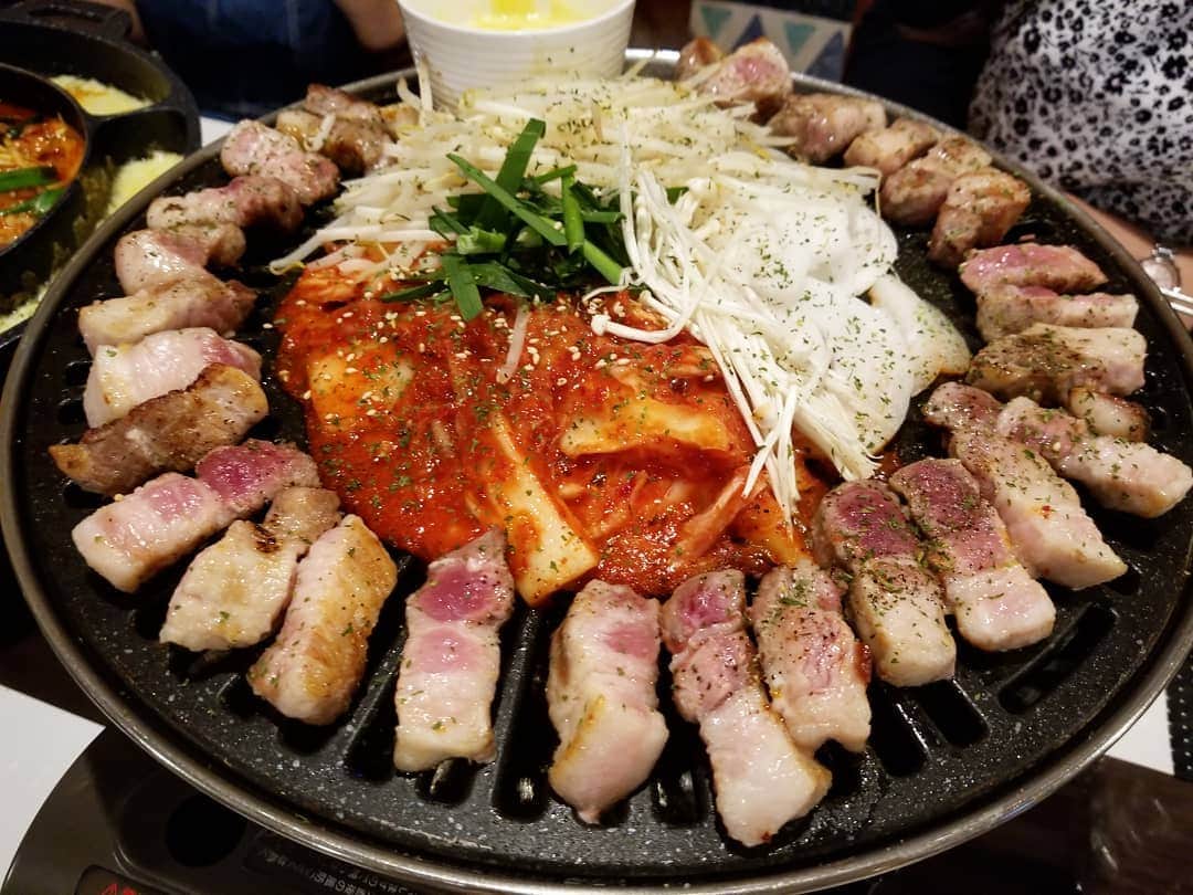石関友梨のインスタグラム：「マムギョプサル！マシッタ♡ #女子会 #リアルトーク #エグい #楽しい #韓国料理屋 #埼玉 #加須市 #埼玉グルメ #サムギョプサル #チーズダッカルビ」