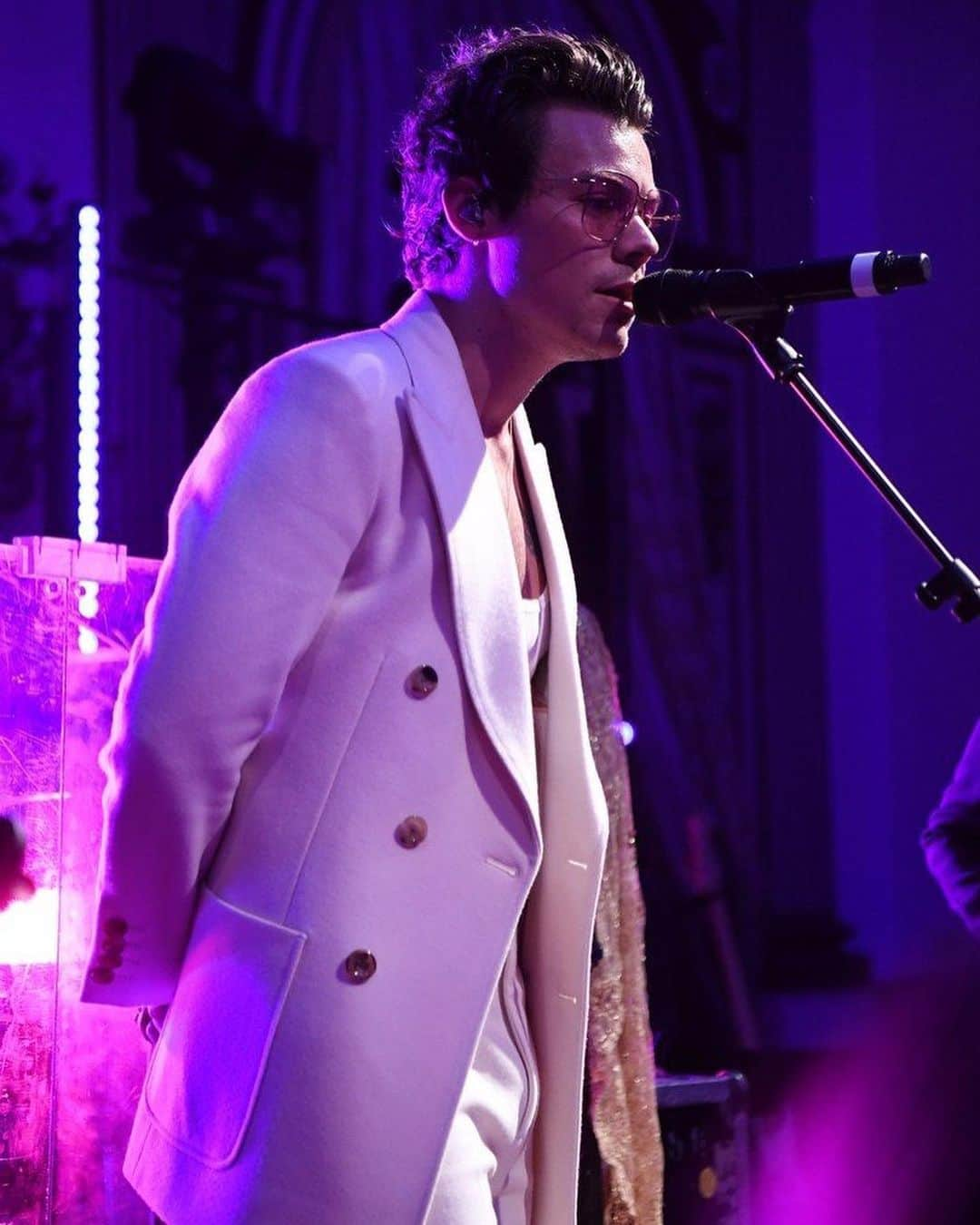 Teen Vogueさんのインスタグラム写真 - (Teen VogueInstagram)「I'm still not over Harry Styles in that white @Gucci suit, with the flawless manicure and straw clutch. 😍 From Rihanna to Miley Cyrus, see more of this week's best celebrity style at the link in bio. 📸: @gettyimages, @jennynails #regram」6月2日 10時48分 - teenvogue