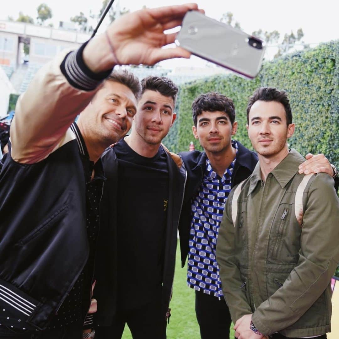 ライアン・シークレストさんのインスタグラム写真 - (ライアン・シークレストInstagram)「Our watches say it’s almost time for #WangoTango. You ready? We are @jonasbrothers」6月2日 10時50分 - ryanseacrest