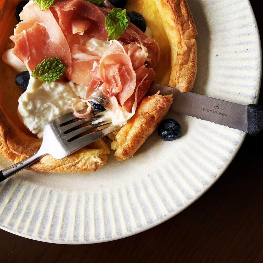 志摩有子さんのインスタグラム写真 - (志摩有子Instagram)「たまには日曜日の朝っぽいことを。久しぶりに食べたくなってダッチベイビー。薄力粉に卵とミルクを混ぜて、バターを溶かしたスキレットに流してオーブンで焼くだけ。Path風にブッラータと生ハムのせてメイプルシロップをたっぷり。甘じょっぱいの最高。 #ダッジベイビー  #dutchbaby  #パンケーキより簡単 #甘じょっぱマニア」6月2日 10時50分 - ariko418
