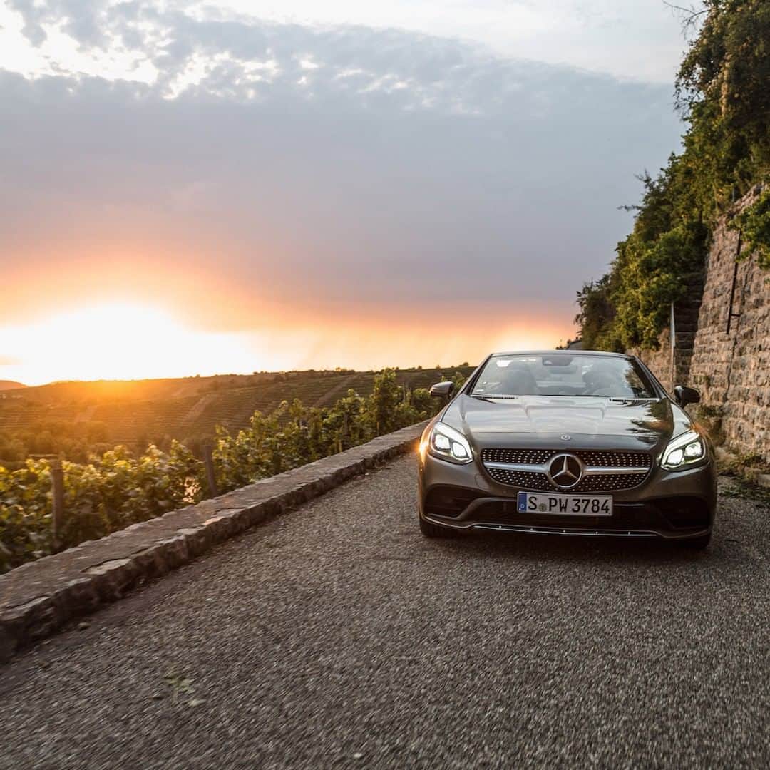 メルセデス・ベンツさんのインスタグラム写真 - (メルセデス・ベンツInstagram)「Watching the sunset with the Mercedes- Benz SLC. 🌄 . 📸: @andre_ju for #MBsocialcar . #Mercedes #MercedesBenz #MBCar #Car #Cartastic #CarsofInstagram #SLC #view #sunset」6月2日 11時00分 - mercedesbenz