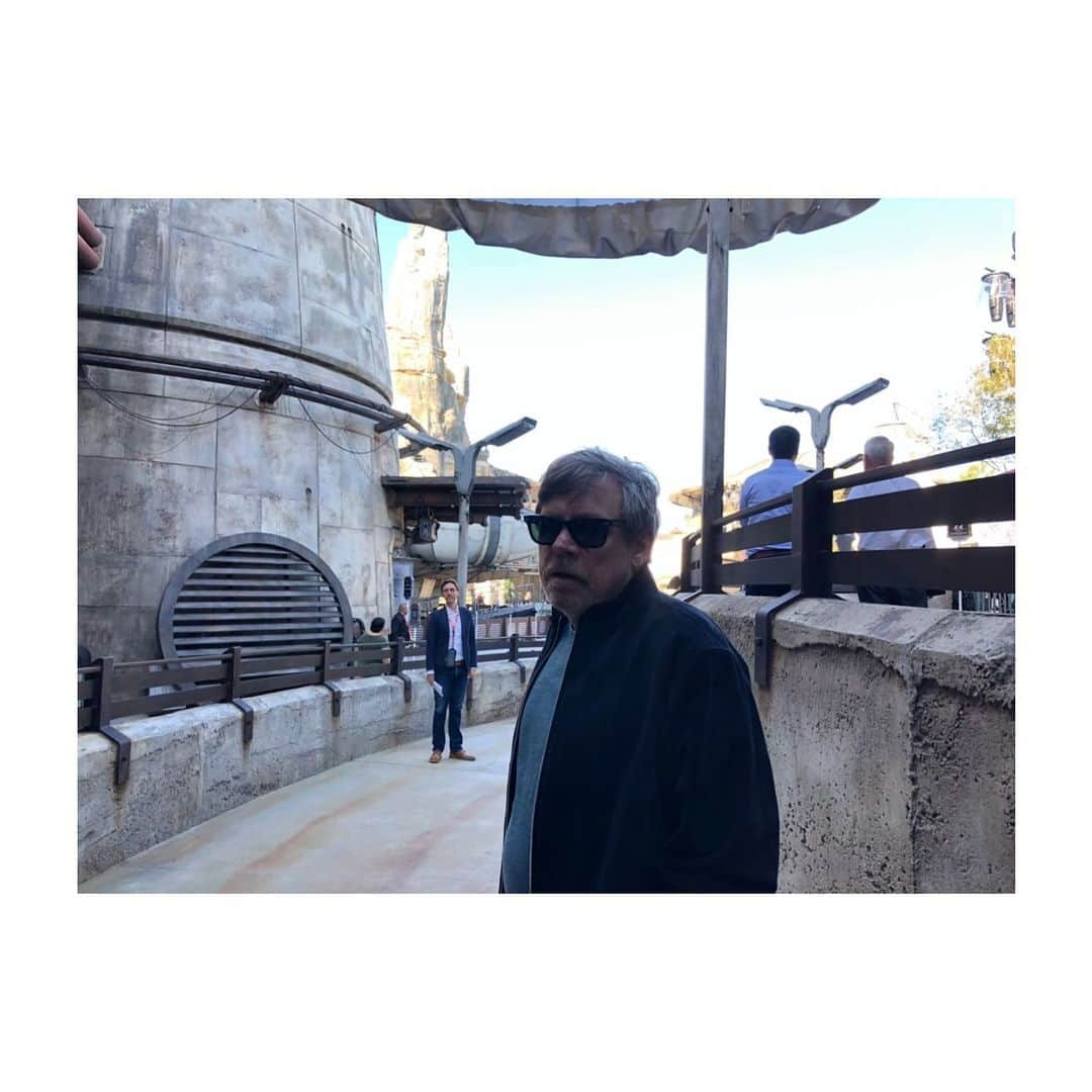 マーク・ハミルさんのインスタグラム写真 - (マーク・ハミルInstagram)「Huge thanks to @RagAndBone for making me look cooler than I could ever actually be. #RagAndBone #GalaxysEdge」6月2日 11時06分 - markhamill