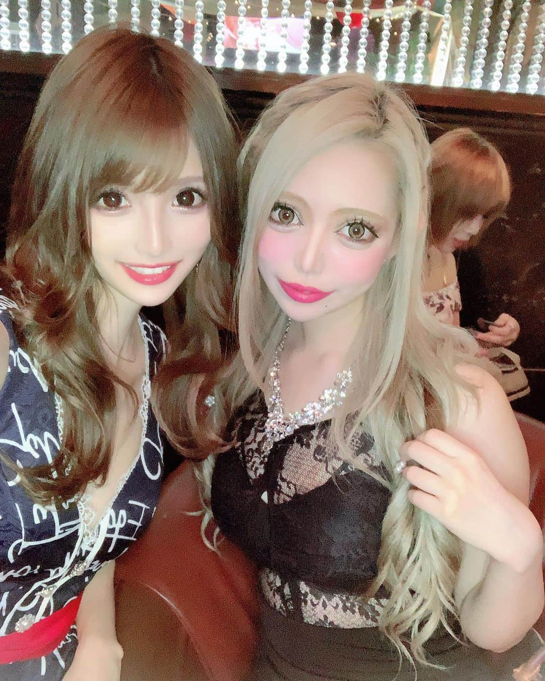 桜咲乃愛さんのインスタグラム写真 - (桜咲乃愛Instagram)「かおるちゃんと💖  かおるちゃんこの髪型とくに可愛かった💖 私の着せ替え人形になってもらった日☺️💕🎀 似合いすぎてる💓💓💓 #お人形#金髪#ギャル#歌舞伎町#歌舞伎町キャバ嬢 #クラブナウ」6月2日 11時07分 - noasama1101