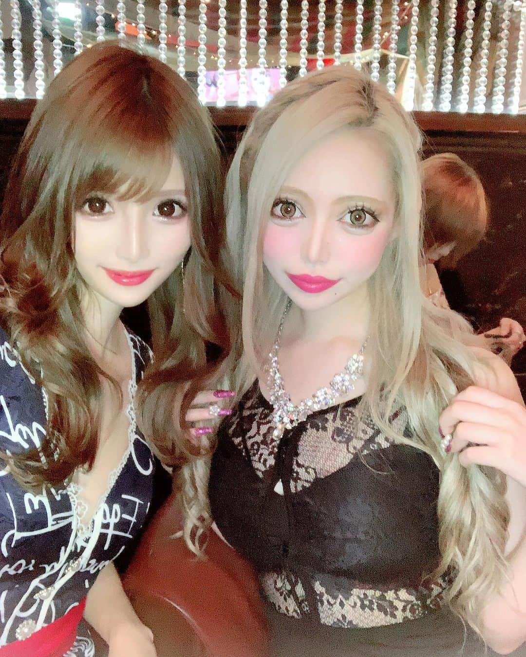 桜咲乃愛さんのインスタグラム写真 - (桜咲乃愛Instagram)「かおるちゃんと💖  かおるちゃんこの髪型とくに可愛かった💖 私の着せ替え人形になってもらった日☺️💕🎀 似合いすぎてる💓💓💓 #お人形#金髪#ギャル#歌舞伎町#歌舞伎町キャバ嬢 #クラブナウ」6月2日 11時07分 - noasama1101