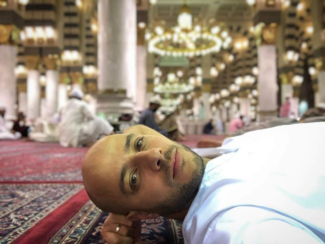 マヘル・ザインさんのインスタグラム写真 - (マヘル・ザインInstagram)「Blessed to be a guest at our beloveds #mosque 🕌♥️ #prophetmuhammad  #pbuh  #alhamdulillah  #madinah  #medina  #peaceful  #peaceofmind」6月2日 11時07分 - maherzainofficial