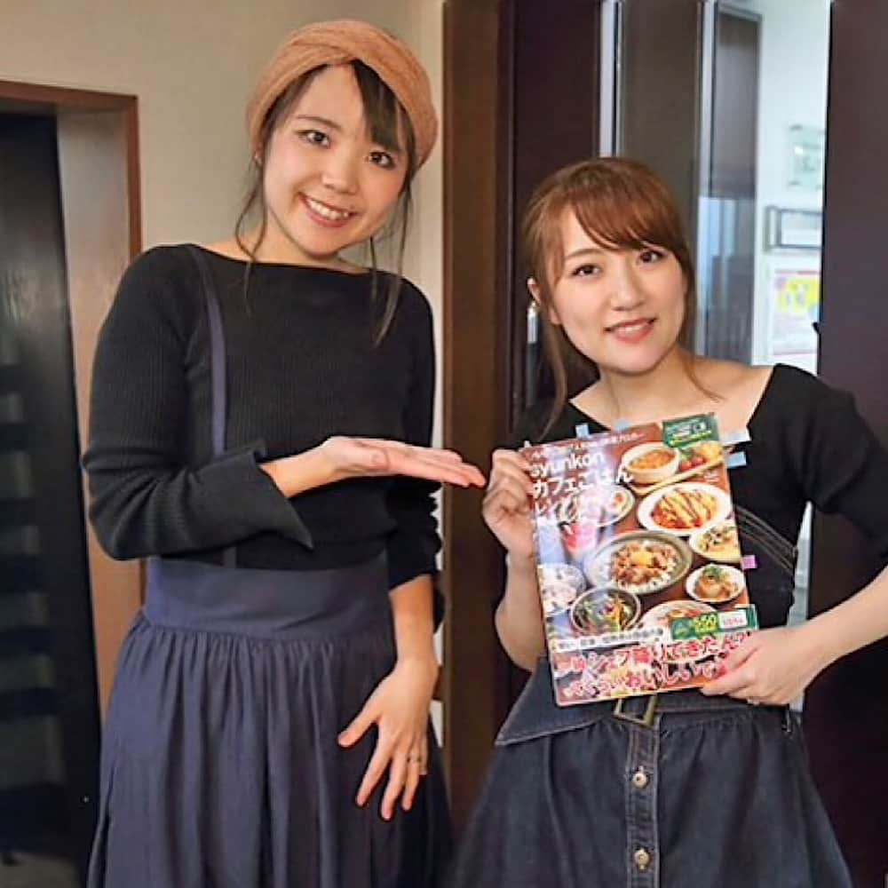 山本ゆりさんのインスタグラム写真 - (山本ゆりInstagram)「ブログを更新しました。﻿ ﻿ 東京たかみなちゃんラジオ物語①﻿ 東京たかみなちゃんラジオ物語②﻿ ﻿ です。(2枚目は実際作ってる時のシーン)﻿ ﻿ 先週出演しましたTOKYO  FM「高橋みなみのこれから、何する？」で簡単に作れるレンジレシピを紹介したんですが、その時の裏話です。﻿ ﻿ ちなみにめっちゃ長い話の割に、ほぼ私と新幹線の切符とレンジの絡みでしかないんですけど﻿ ﻿ アメブロのアメーバニュースのタイトル﻿ ﻿ 「山本ゆり、高橋みなみの結婚を祝う」﻿ ﻿ やったからびっくりしたわ。(いや「おめでとうございます」言うてプレゼント渡した1行だけでー！)﻿ ﻿ #これなに #タイトルで盛られて中身スカスカ」6月2日 11時09分 - yamamoto0507