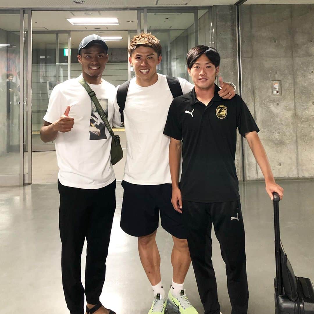 太田宏介のインスタグラム：「『やっと会えた！』 大分トリニータの星雄次。 小学校のときのチームが一緒で、小さい頃よく一緒にサッカーしてました。 あれから約20年の時を経て、Jリーグの舞台で会えた。 次こそはマッチアップしたい！ お互い頑張ろうな💪🏻 #星雄次  #太田宏介  #つくし野sss  #町田  #オナイウ阿道  #お前は全く関係ないぞ ☝🏻」