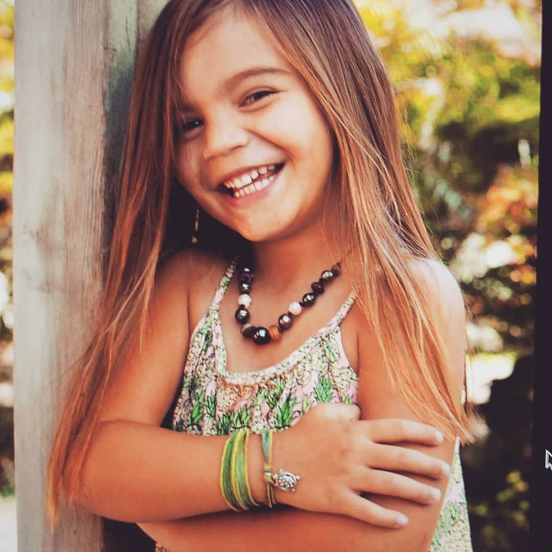 キャサリン ミッシェルさんのインスタグラム写真 - (キャサリン ミッシェルInstagram)「Kylie showing her love for jewelry & fashion photoshoot's. Mahalos @pomaitoledo for introducing us to this super model 🌺 , to @devincruzphotography #keiki #ohana #jewelry #honu #tahitianpearls #islandgirl #aloha #kawaii #hawaii #cute #kids」6月2日 11時19分 - catherinemichiels