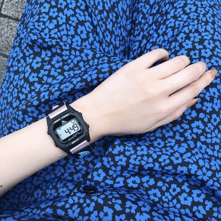 のインスタグラム：「「Freestyle」¥9,000+tax 薄着のシーズンは手元コーデがおしゃれのポイント。差し色に効果的な色遣い、軽く防水性の高い夏用の腕時計、タウンユースからバカンスまで活躍してくれそうです☺︎ #freestylewatches  #freestylewatch #フリースタイル #シャーク #shark #sharks  #サーフスタイル #サーフィンライフ #pairwatch  #ペアウォッチ #watch #時計 #腕時計 #ビーチスタイル #リゾートスタイル #夏コーデ #サーファーコーデ #サーファースタイル  #ビーチコーデ #サーフスタイル #サーフィン女子 #ビーチガール #バカンスコーデ #休日スタイル #サーフィンライフ #チックタック静岡パルコ店  #チックタックららぽーと磐田店 #手元コーデ  #手元くら部  #手元倶楽部 #おしゃれな人は手元がすてき #腕時計コーデ」