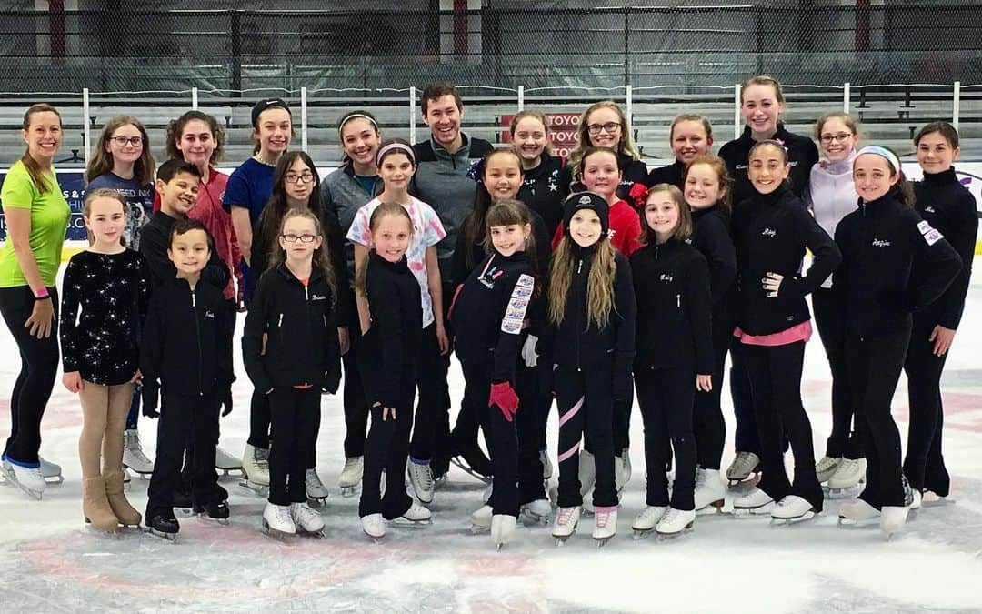 ジェイソン・ブラウンのインスタグラム：「Loved spending the day with these amazing kids from the @diamondcityfsc who did an incredible job raising funds for skating scholarships! • Thanks @LucasSportsInc for organizing the event! ❤️⛸」