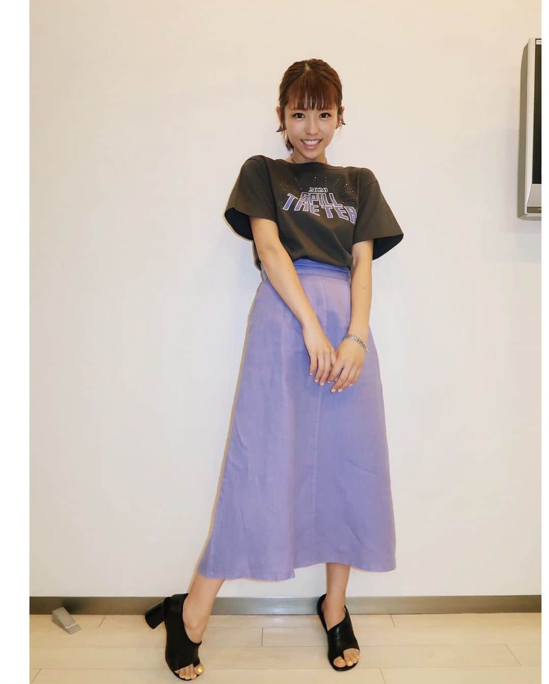 若槻千夏さんのインスタグラム写真 - (若槻千夏Instagram)「サンジャポ ありがとうございました！  TEE @wcjapan  skirt @emmelrefines  sandal @31philliplim （すみません 間違えて記事消えちゃった再度投稿 )」6月2日 11時50分 - wakatsukichinatsu