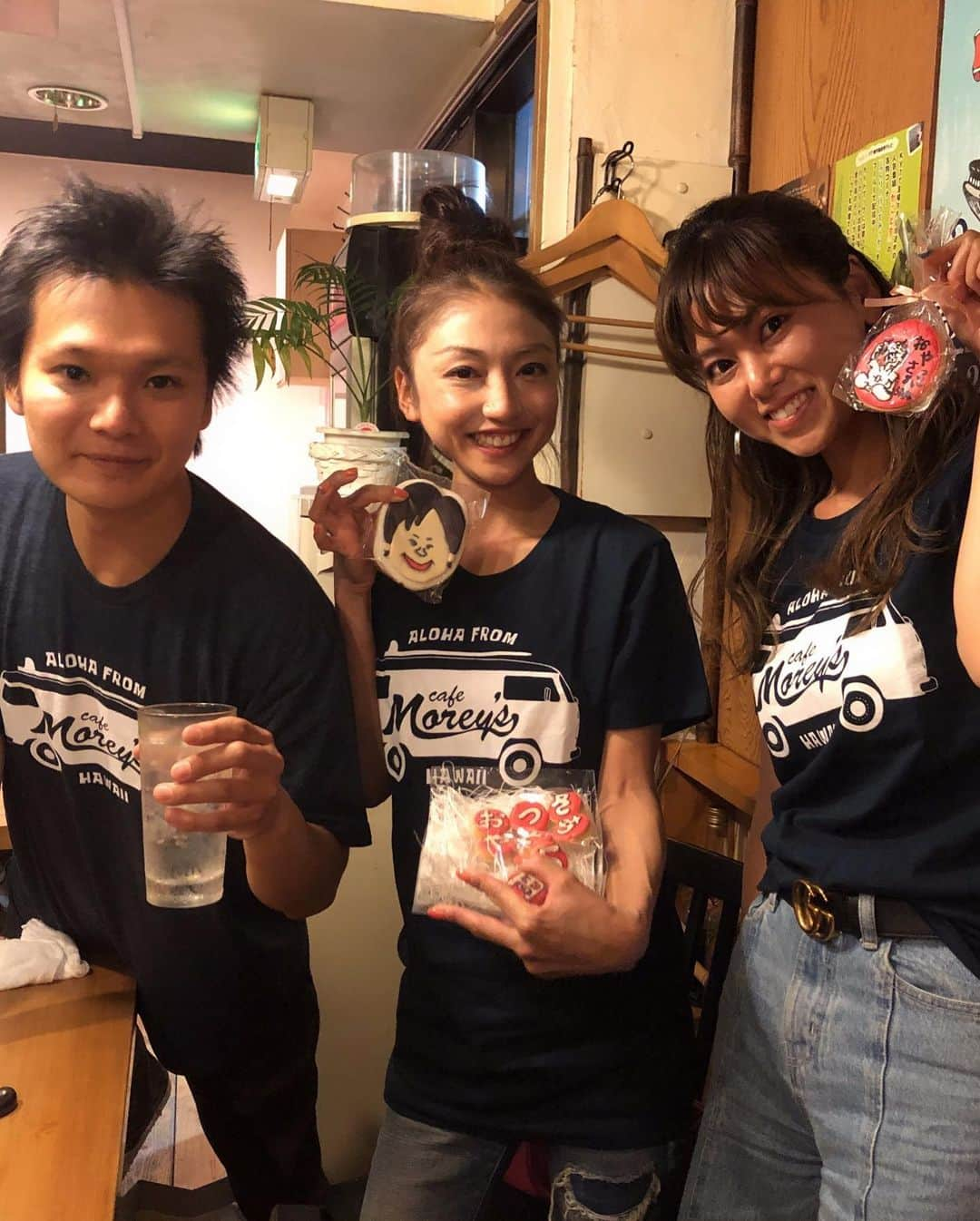 中川愛海さんのインスタグラム写真 - (中川愛海Instagram)「おやっとさぁ周年クッキー！ おそろTシャツ着たらおやっとさぁがハンバーガー屋になったかのようなスタイルにw @characcha くみちゃんクッキー相変わらずクオリティ高い！ @ami_nakagawa_  @characcha #cookies #charccha #アイシングクッキー #アイシングクッキーの先生 #中川愛海 #おやっとさぁ5周年 #おやっとさぁ #おめでとう」6月2日 11時51分 - ami_nakagawa_