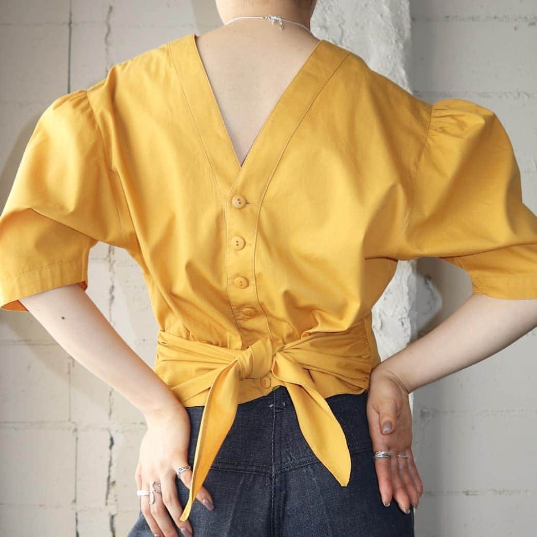 吉祥寺 古着屋 Orfeoのインスタグラム：「Vintage Yellow Blouse  #Orfeo #Kichijoji #Tokyo #vintage #used #fashion #coodinate #outfits  掲載商品のお問い合わせはメールにて承っております。コメント、DMでのお問い合わせは受け付けておりませんのでご了承ください。」